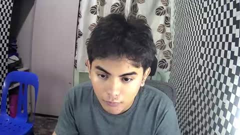 Snapshot of thehugecomeback chatting on December 19, 9:29 am Xerxis online show from December 19, 9:29 am