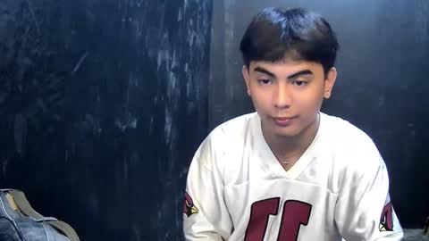 Snapshot of thehugecomeback chatting on February 9, 11:25 pm Xerxis online show from February 9, 11:25 pm