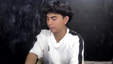 Snapshot of thehugecomeback chatting on March 2, 6:40 pm Xerxis online show from March 2, 6:40 pm