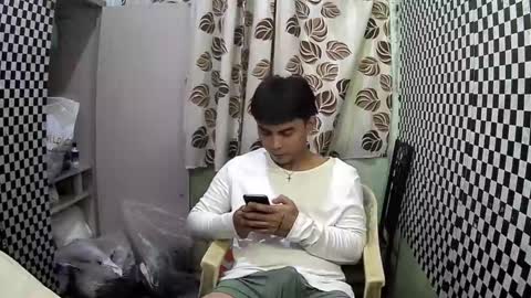 Snapshot of thehugecomeback chatting on February 6, 8:13 pm Xerxis online show from February 6, 8:13 pm