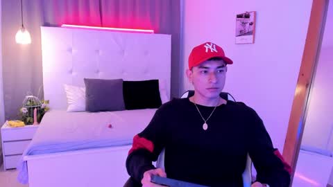 Thiago  online show from April 19, 2:23 am