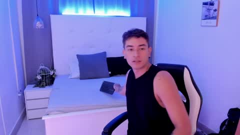 Thiago  online show from April 20, 12:19 pm