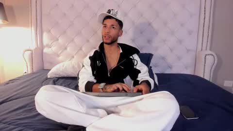 ThiagoFerreti online show from March 17, 5:45 am