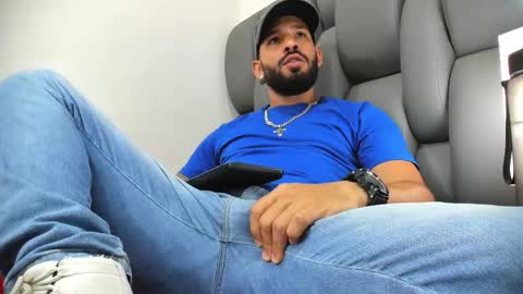 Thia Gomez online show from March 24, 7:09 pm