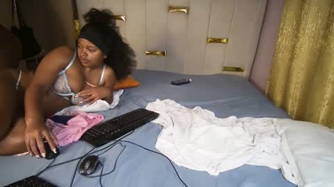 thick_n_flirty online show from April 15, 10:07 am