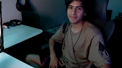 Snapshot of thieves_us chatting on December 6, 8:10 am thieves_us online show from December 6, 8:10 am