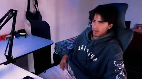 Snapshot of thieves_us chatting on December 12, 2:22 pm thieves_us online show from December 12, 2:22 pm