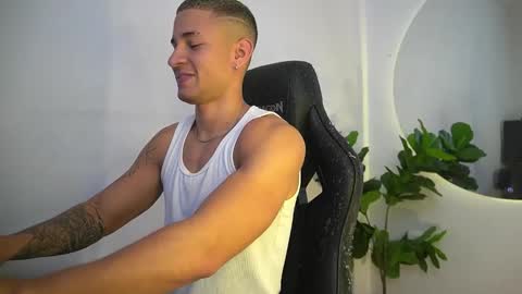 thin_tommy11 online show from April 13, 8:46 pm