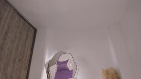 Tiaraaa 02 online show from September 27, 7:17 am