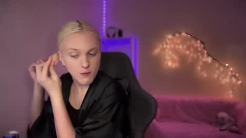 Snapshot of tiffany2005 chatting on October 28, 10:05 am Amira online show from October 28, 10:05 am