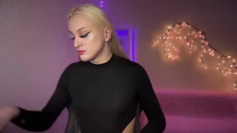 Snapshot of tiffany2005 chatting on October 30, 10:49 am Amira online show from October 30, 10:49 am