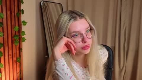 tiffanypeach online show from April 14, 10:40 am