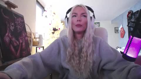 stage Kylie Sinner  brand CLITBAIT online show from December 14, 8:04 pm