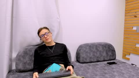 Tom online show from June 19, 6:36 pm