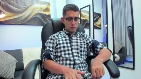 tommas_johnson online show from April 8, 4:04 am