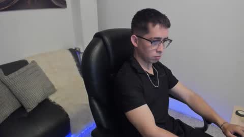 tommas_johnson online show from February 24, 3:53 am