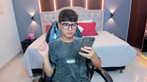 Tommy  online show from May 5, 3:35 am