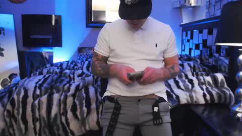 Snapshot of tommy_knuckles chatting on February 21, 1:44 pm Tommy online show from February 21, 1:44 pm