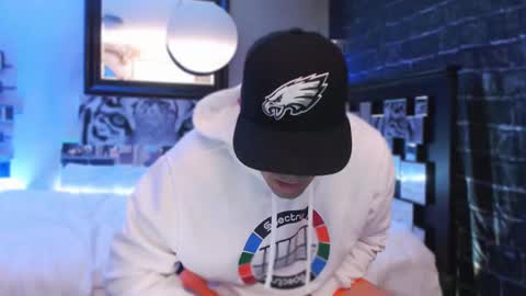 Snapshot of tommy_knuckles chatting on September 14, 11:17 pm Tommy online show from September 14, 11:17 pm