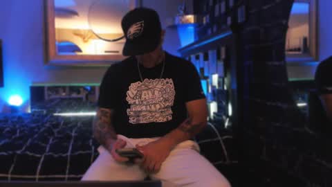 Snapshot of tommy_knuckles chatting on October 26, 8:48 am Tommy online show from October 26, 8:48 am