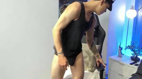 tony_petrov online show from October 28, 6:58 am