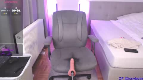 Snapshot of tonyleup chatting on March 8, 7:27 am Tony online show from March 8, 7:27 am