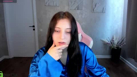 tracey_gill online show from June 1, 1:18 am