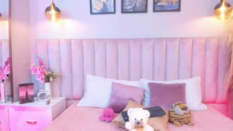 Tracy  online show from February 9, 4:32 pm