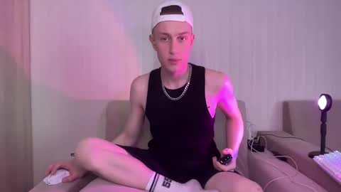 Travis online show from April 13, 9:13 am