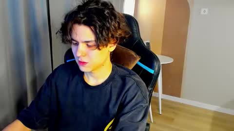 travisrivas online show from February 28, 4:05 am