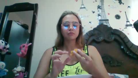 triana_bell online show from February 28, 9:01 pm
