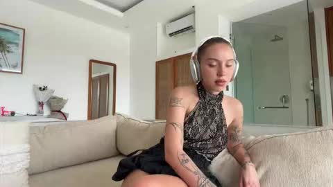 Mia online show from February 21, 6:27 am