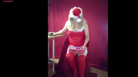 Snapshot of tvgirlth chatting on December 8, 9:41 pm Tia online show from December 8, 9:41 pm