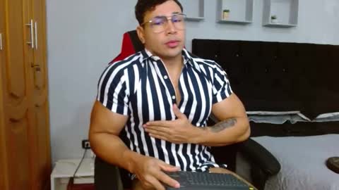 tyler_hank1 online show from December 4, 11:21 am