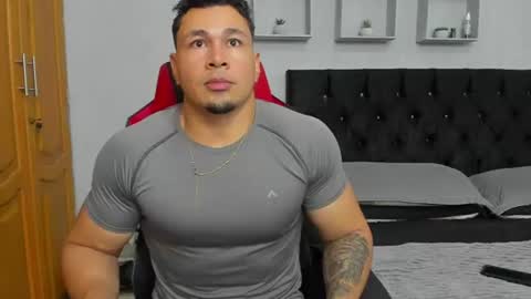 tyler_hank1 online show from July 8, 9:29 pm