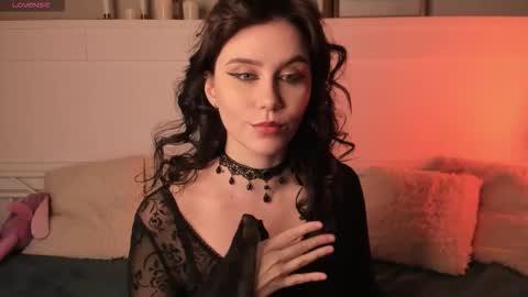 Una  online show from January 18, 8:40 pm