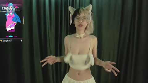 unforgettablehelen online show from April 19, 4:41 pm