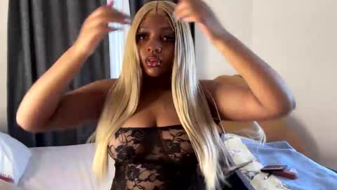 Unholybaddie online show from December 19, 11:17 am