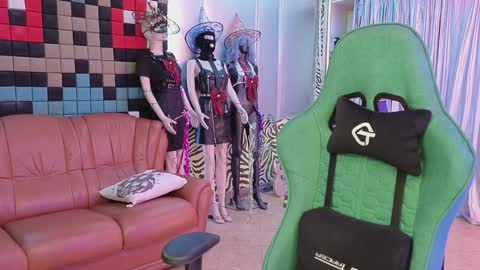 Snapshot of uvrays999 chatting on December 6, 4:19 am Leila online show from December 6, 4:19 am