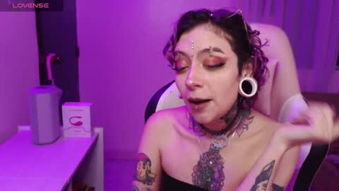 Vainilla Independent model online show from January 8, 1:32 am