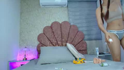 Vaiolet colls online show from February 3, 11:58 am