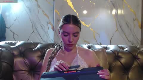 Snapshot of valentina_red18 chatting on September 20, 7:39 pm Valentina online show from September 20, 7:39 pm