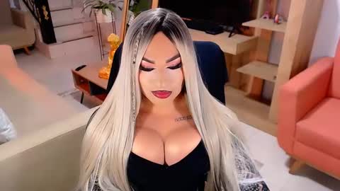 Snapshot of valentinaxqueen chatting on March 9, 11:03 pm    online show from March 9, 11:03 pm