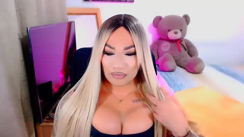 Snapshot of valentinaxqueen chatting on December 15, 12:29 am    online show from December 15, 12:29 am