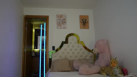 valeriecollinss_ online show from December 3, 10:32 pm