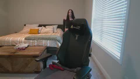 valerie online show from March 29, 12:40 pm