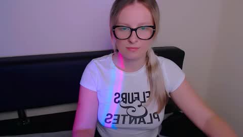 Mia online show from September 23, 7:24 am