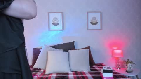 Vee Simons online show from October 1, 9:24 pm