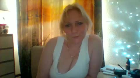 velka_raspberry online show from May 21, 4:24 pm