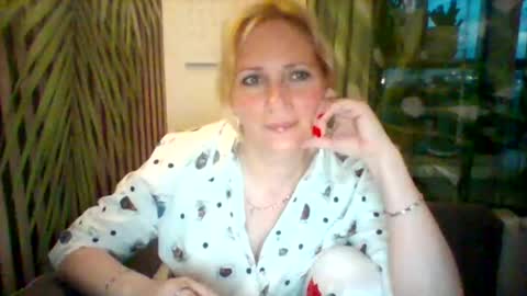 velka_raspberry online show from June 5, 8:14 pm
